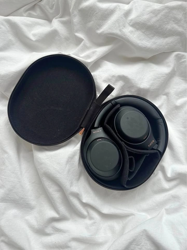 Black Sony XM4 Headphones (no headphone jack cord)