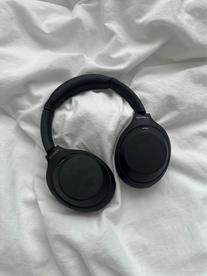 Black Sony XM4 Headphones (no headphone jack cord) - photo 2