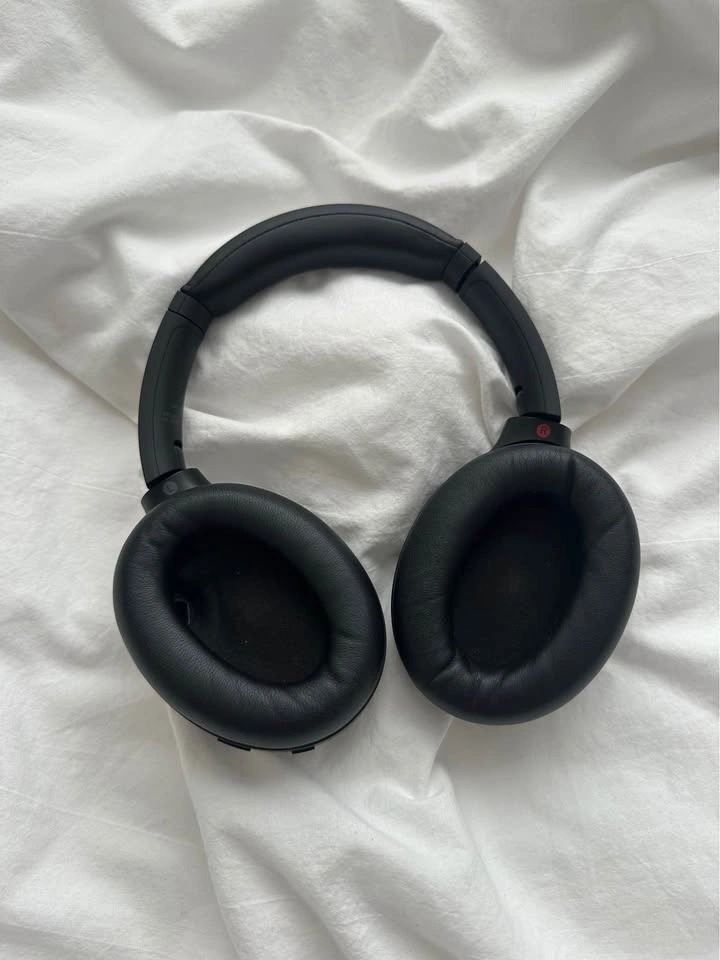 Black Sony XM4 Headphones (no headphone jack cord) - photo 3