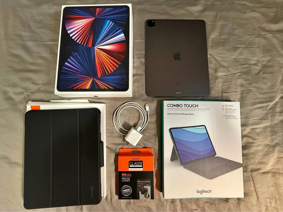 iPad Pro 12.9 inch 128 GB WiFi (5th gen), Boxes, Charger, Case