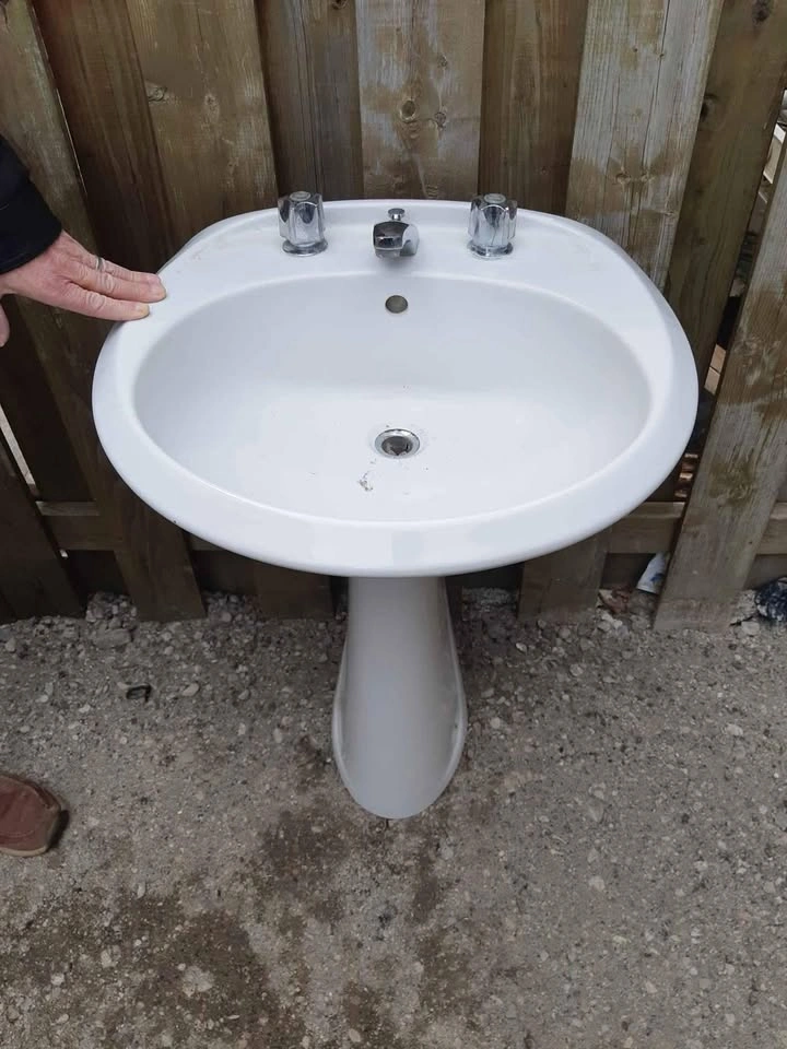 20 x 21 x 33" Pedestal sink and taps