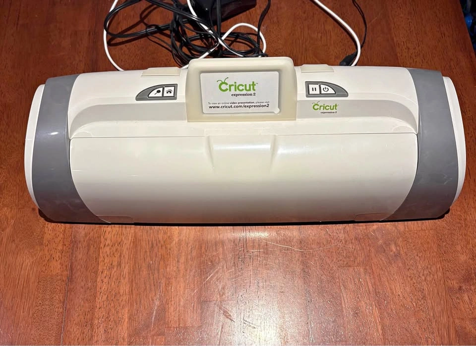 Cricut Expression 2 Mega Bundle Machine with 10 Cartridges