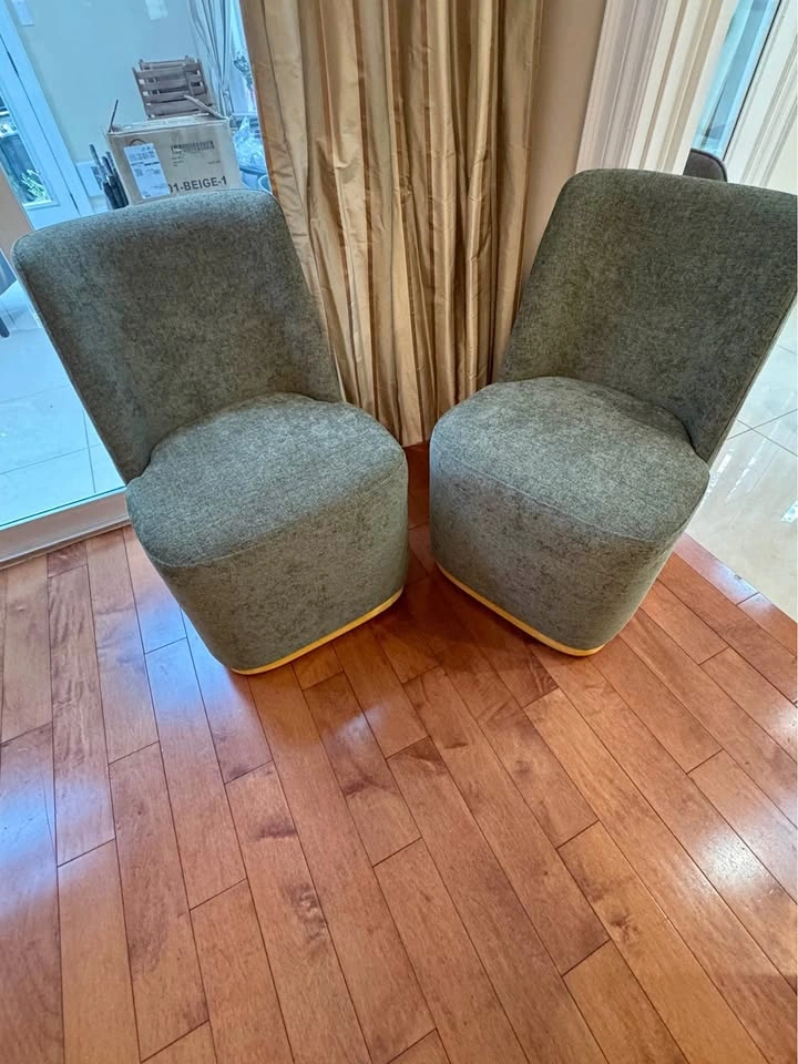 Modern Swivel Accent Chairs – Set of 2 – Excellent Condition