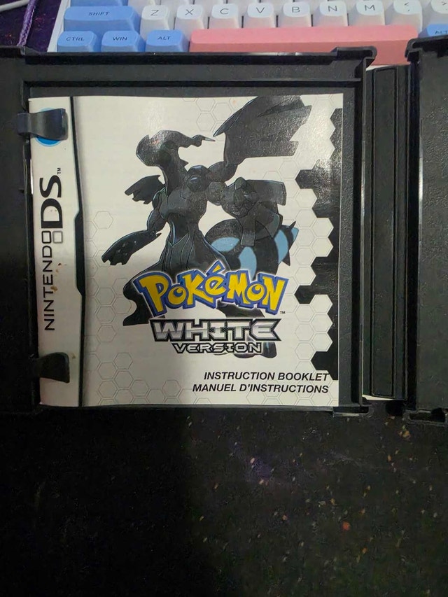 Nintendo Pokemon White Version Case and Manual - photo 4