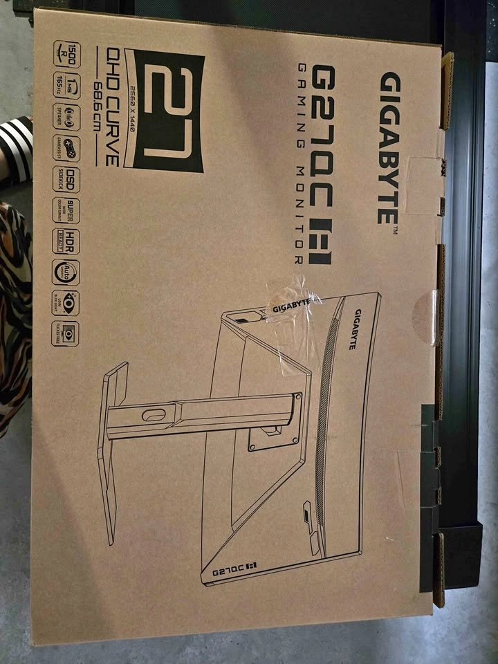 GIGABYTE G27QC A 27" CURVED GAMING MONITOR