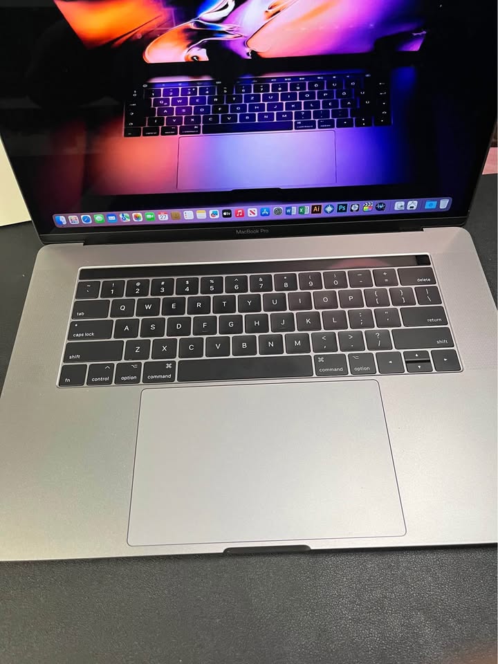 MacBook Pro 15" Laptop in excellent condition with box - photo 2