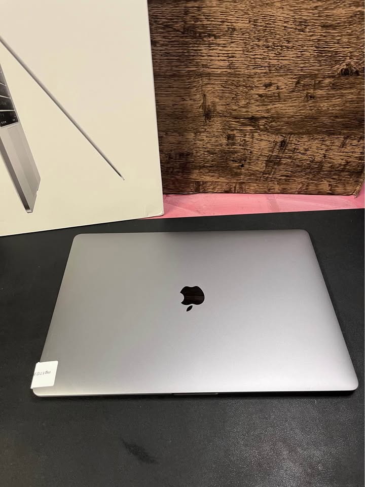 MacBook Pro 15" Laptop in excellent condition with box - photo 3