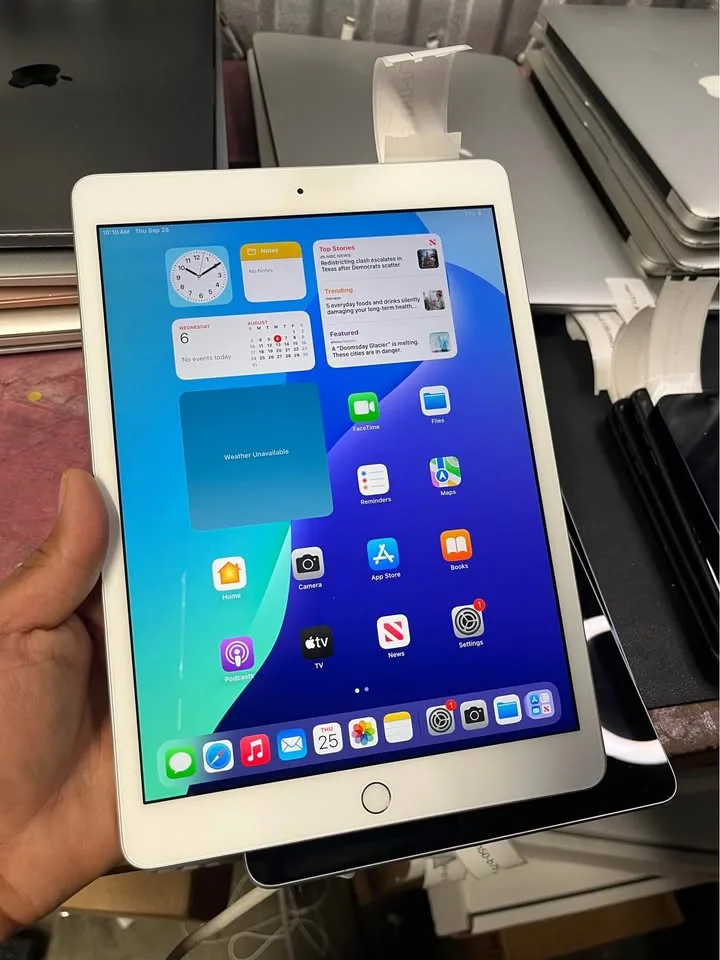 Several Apple MacBook Pro, Air, 13”, 15”, IPad, IPhone, IMac image indicator(3)