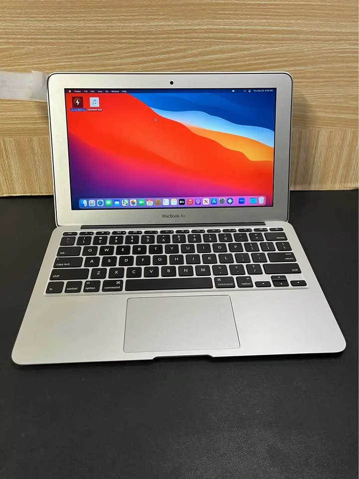 Several Apple MacBook Pro, Air, 13”, 15”, IPad, IPhone, IMac image indicator(5)