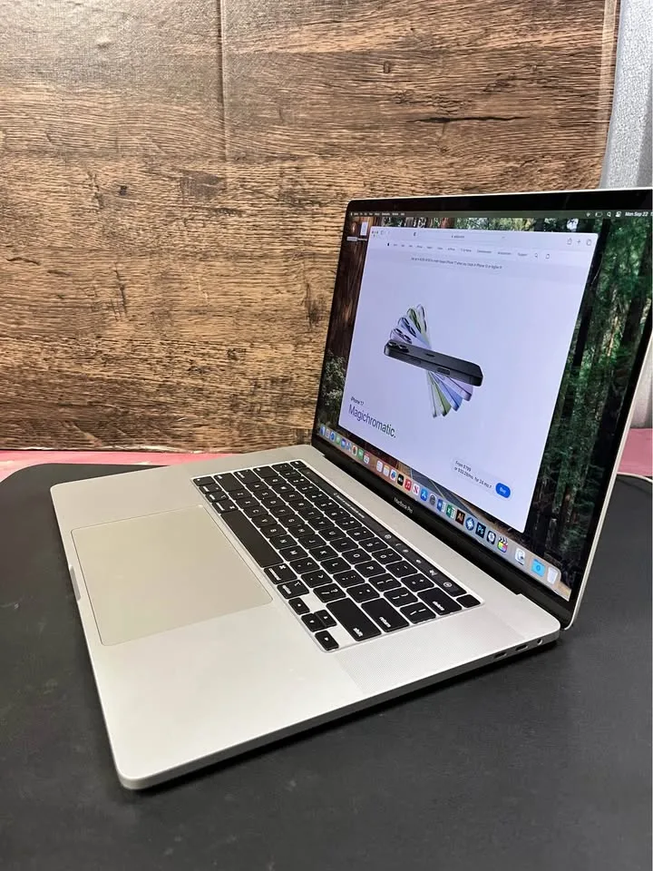 Several Apple MacBook Pro, Air, 13”, 15”, IPad, IPhone, IMac image indicator(7)