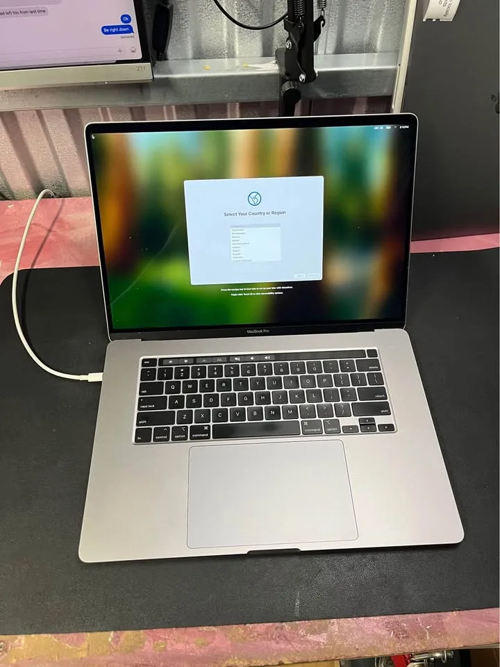 Several Apple MacBook Pro, Air, 13”, 15”, IPad, IPhone, IMac image indicator(10)