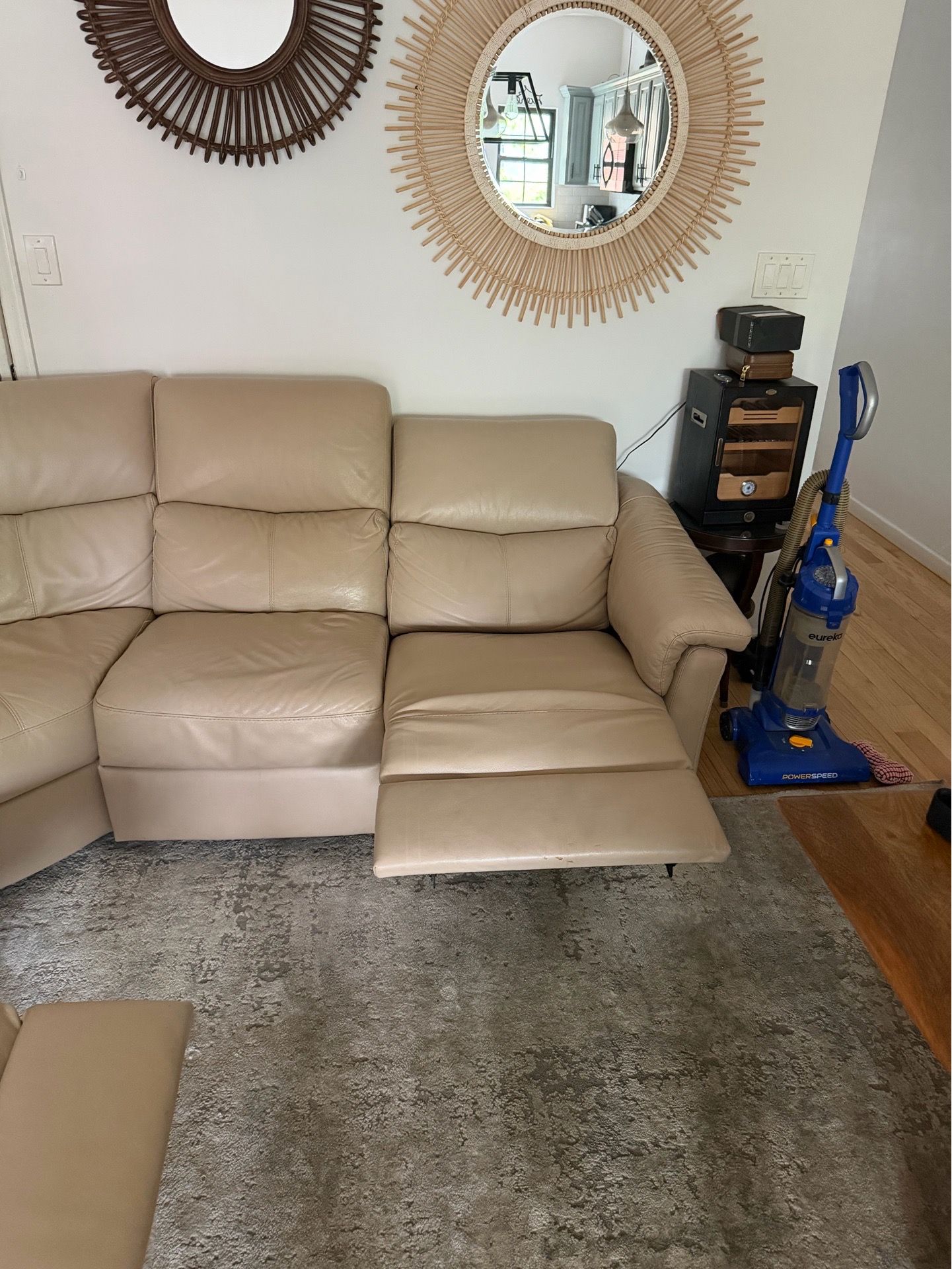 Beautiful full leather sectional Natuzzi by Raymore & Flanigan - photo 4