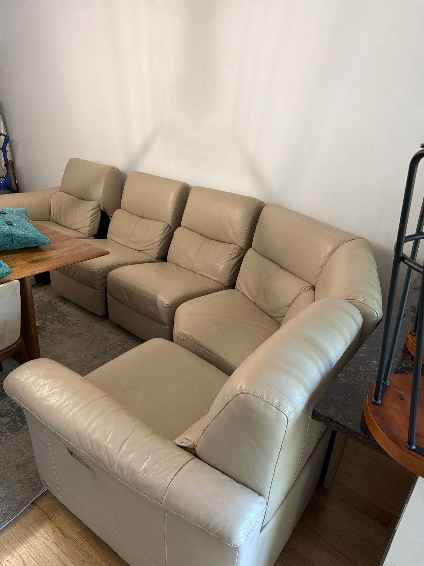 Beautiful full leather sectional Natuzzi by Raymore & Flanigan - photo 5