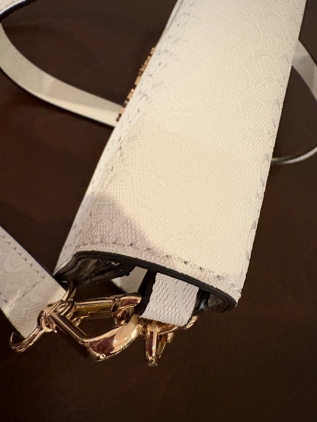 Authentic GUESS White Crossbody Bag – Brand New! - photo 3