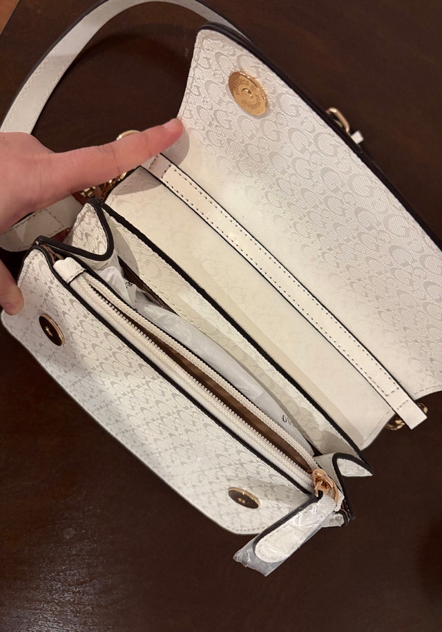Authentic GUESS White Crossbody Bag – Brand New! - photo 4