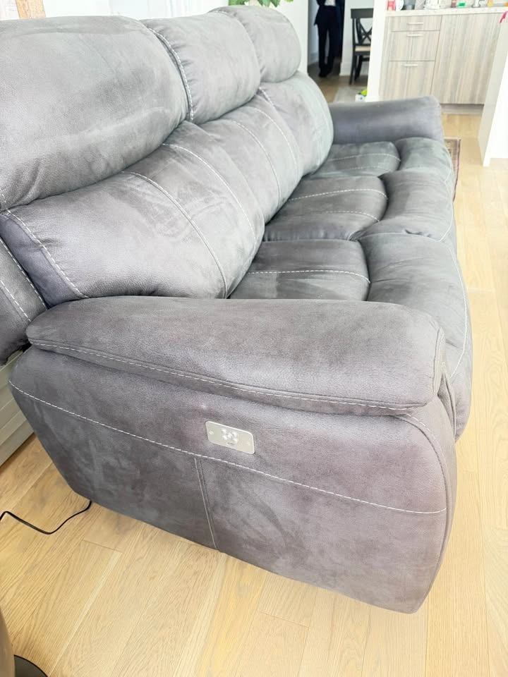 Electric Reclining Italian Leather Sofa with USB ports - photo 3