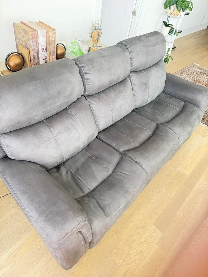 Electric Reclining Italian Leather Sofa with USB ports - photo 4