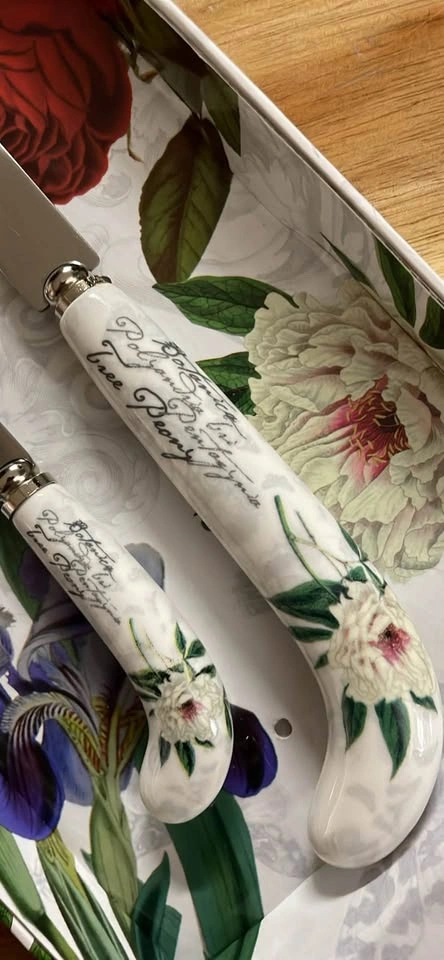 WHIMSICAL PEONY DESIGN CHEESE AND SPREADER SET - photo 2