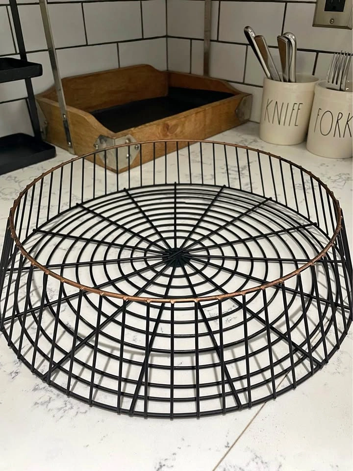 METAL FRUIT BASKET/DECORATIVE CENTER PIECE TRAY