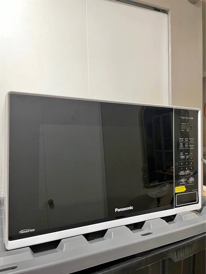SLEEK PANASONIC MICROWAVE