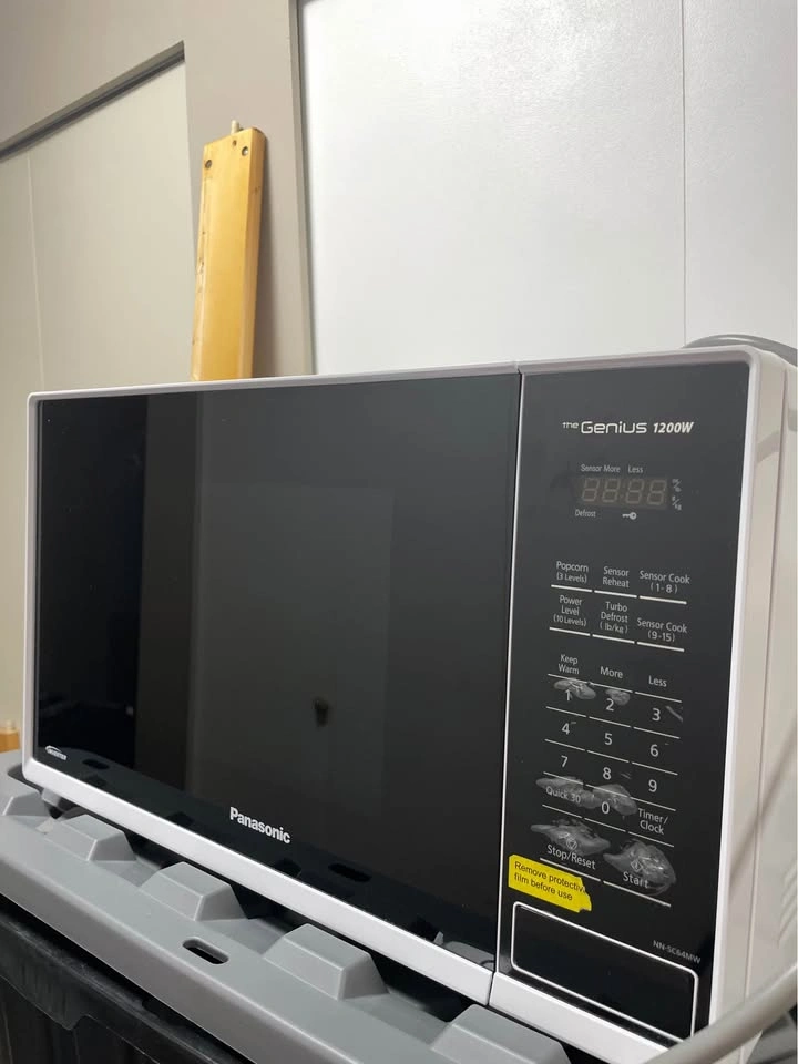 SLEEK PANASONIC MICROWAVE - photo 2