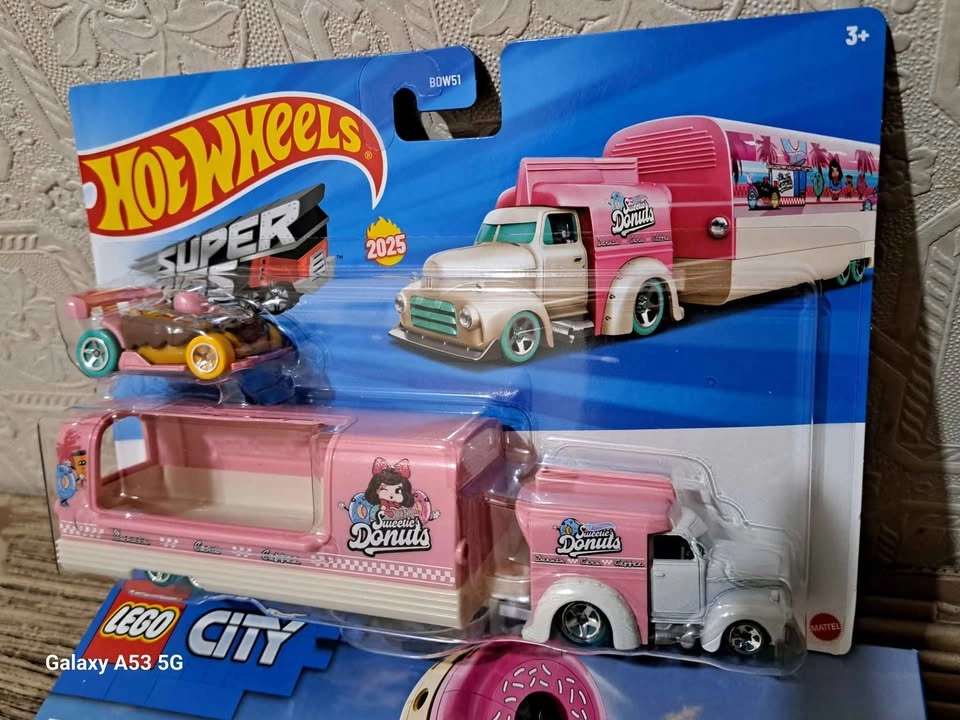 Lego City & Hot Wheels Donut Truck & Delivery Lot - photo 3