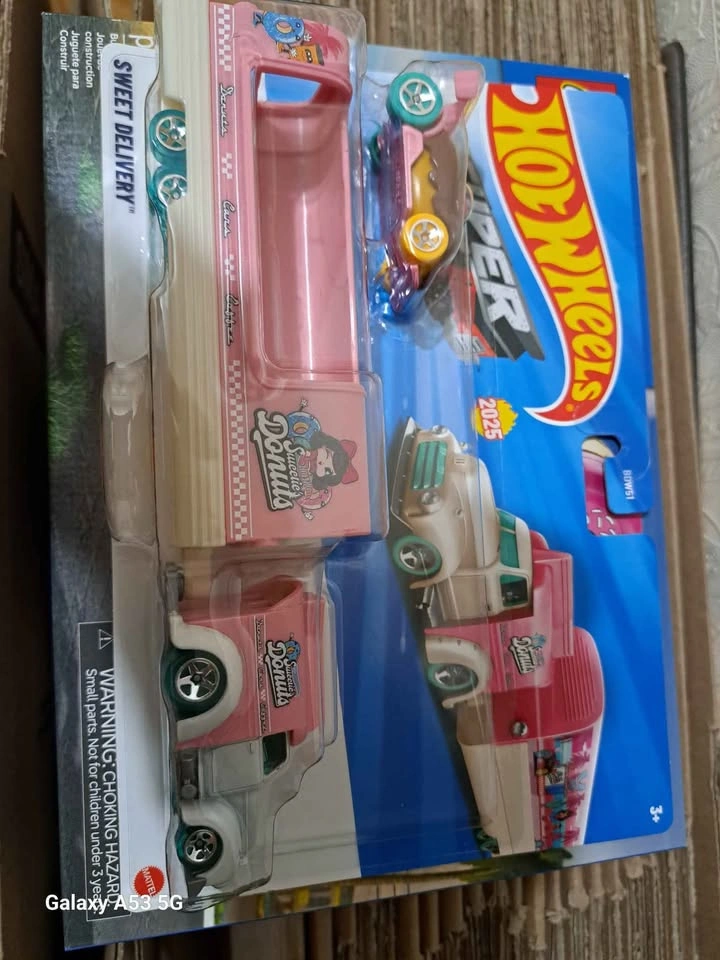 Lego City & Hot Wheels Donut Truck & Delivery Lot - photo 5