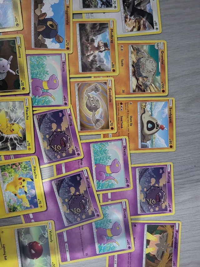48 Sun & Moon (2017-2019) Era Pokemon Cards - photo 5