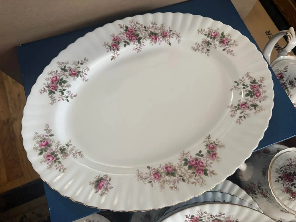 Royal Albert Lavender Rose Dinner Set - photo 3