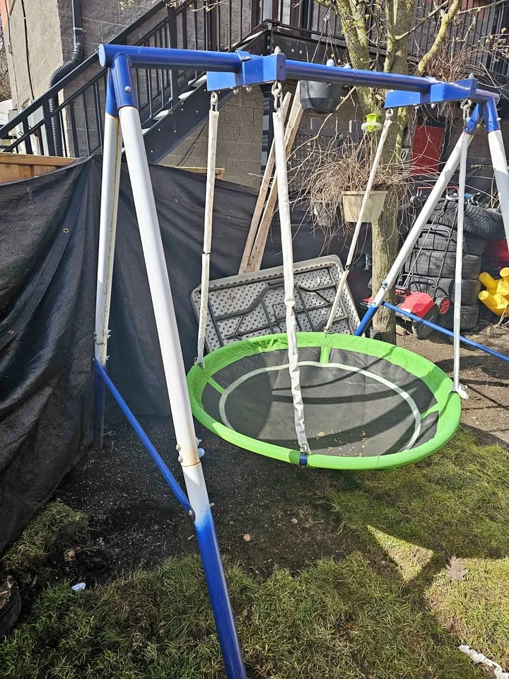Kids swing