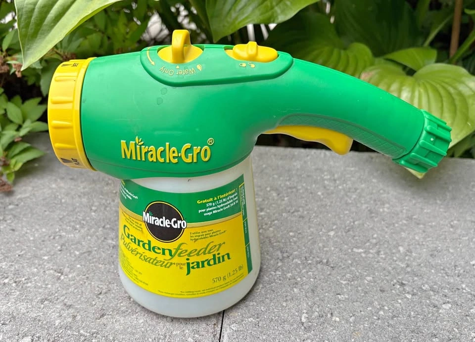 Miracle-Gro Garden Feeder