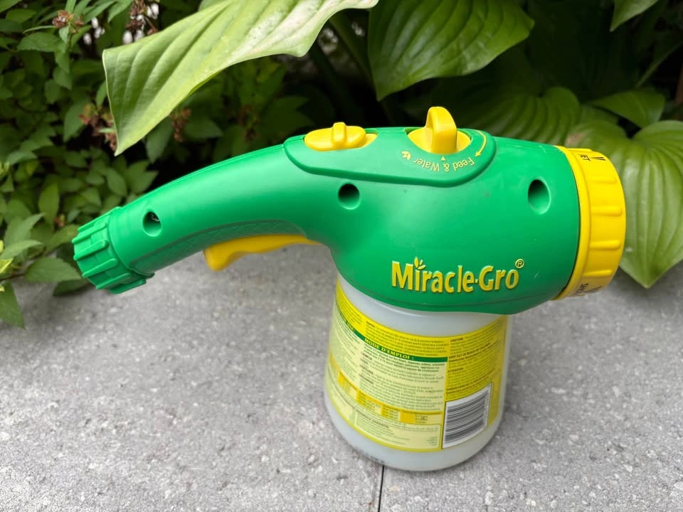 Miracle-Gro Garden Feeder - photo 4