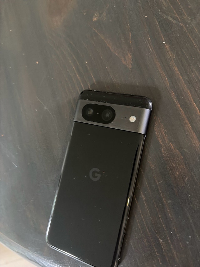 Google Pixel 8, Like New With Box and Case - photo 3