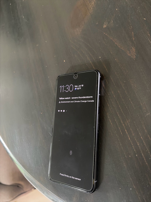 Google Pixel 8, Like New With Box and Case - photo 4