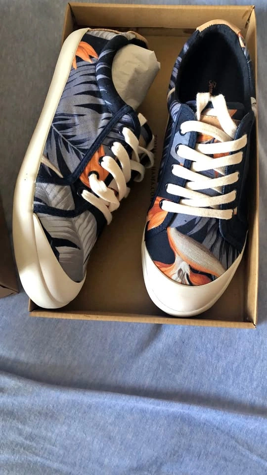 NEVER WORN Size 8 Tommy Bahama Ettana Canvas Sneakers
