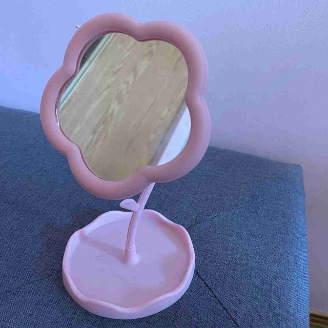 Flower Shaped Makeup Mirror with Tray