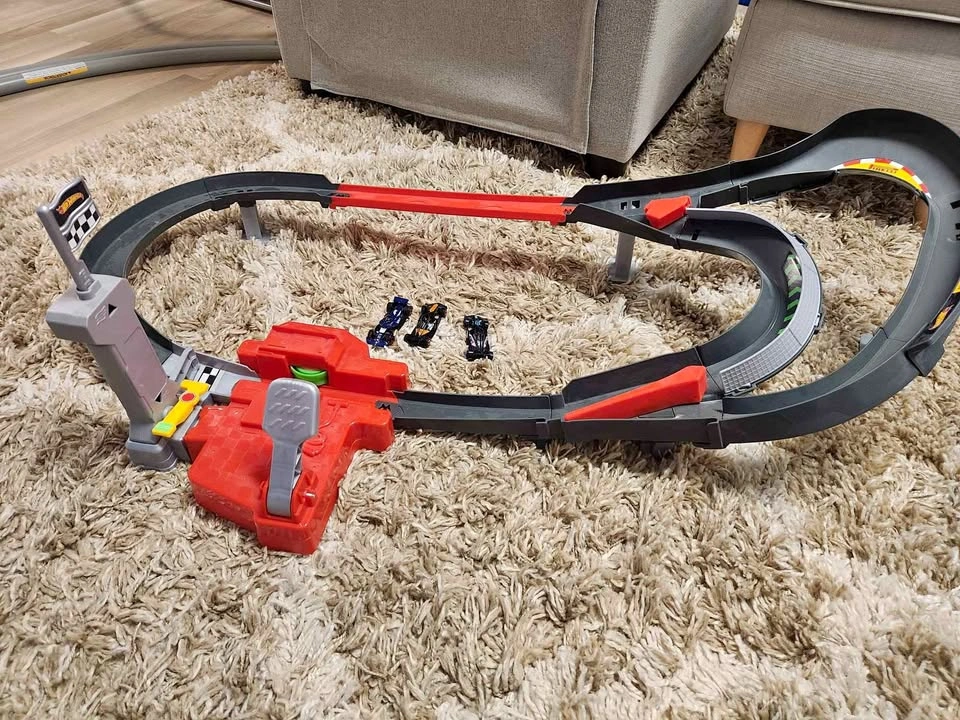 Hot Wheels Formula 1 Racing Track Set with 3 Cars