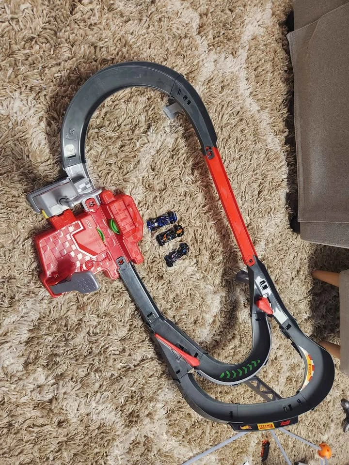 Hot Wheels Formula 1 Racing Track Set with 3 Cars - photo 2