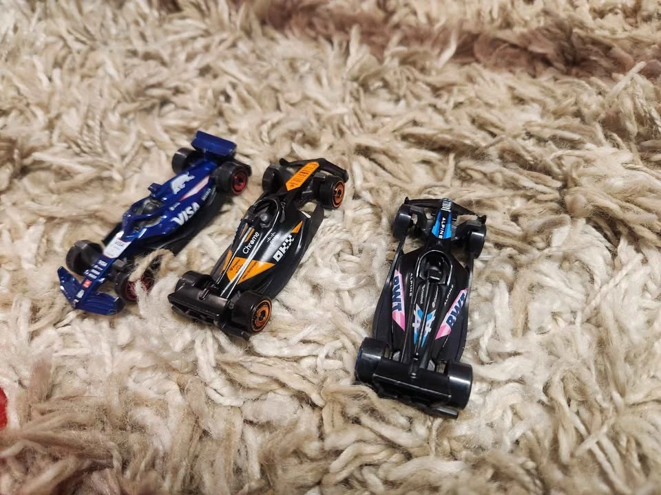 Hot Wheels Formula 1 Racing Track Set with 3 Cars - photo 3