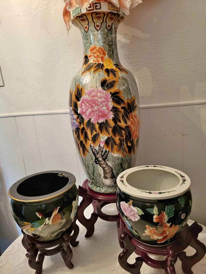 Stunning vintage 3-piece Chinese porcelain decorative set