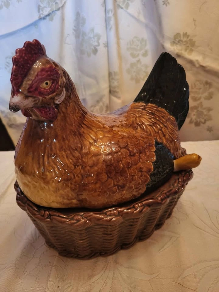 Authentic Vintage Bordallo Pinheiro Majolica Hen Soup Tureen - photo 2