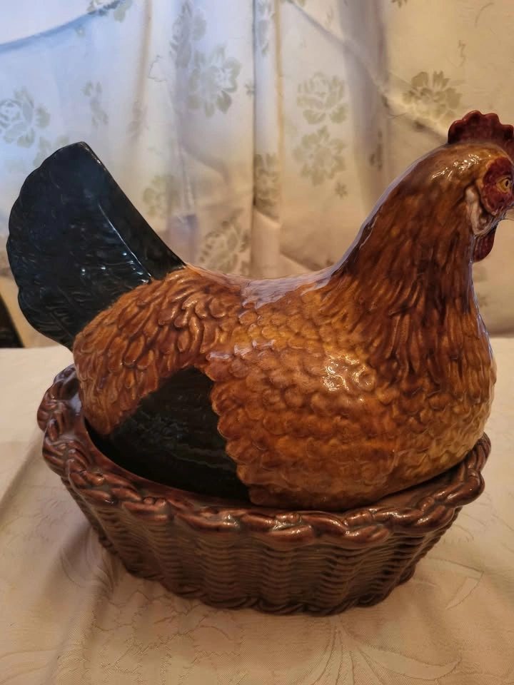 Authentic Vintage Bordallo Pinheiro Majolica Hen Soup Tureen - photo 4