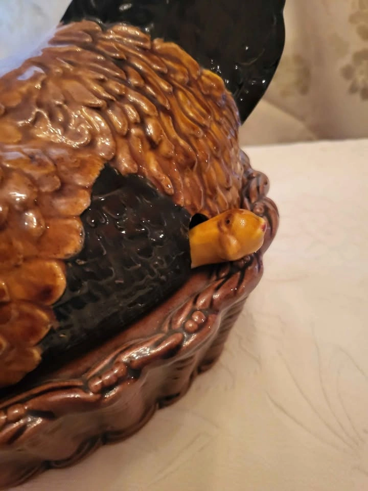 Authentic Vintage Bordallo Pinheiro Majolica Hen Soup Tureen - photo 5