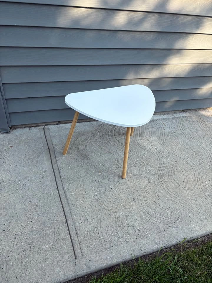 Mid-Century Modern White Triangular Side Table - photo 2