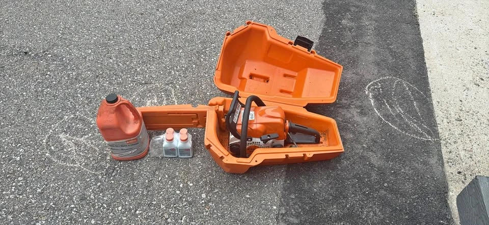 Stihl chainsaw with case and oil