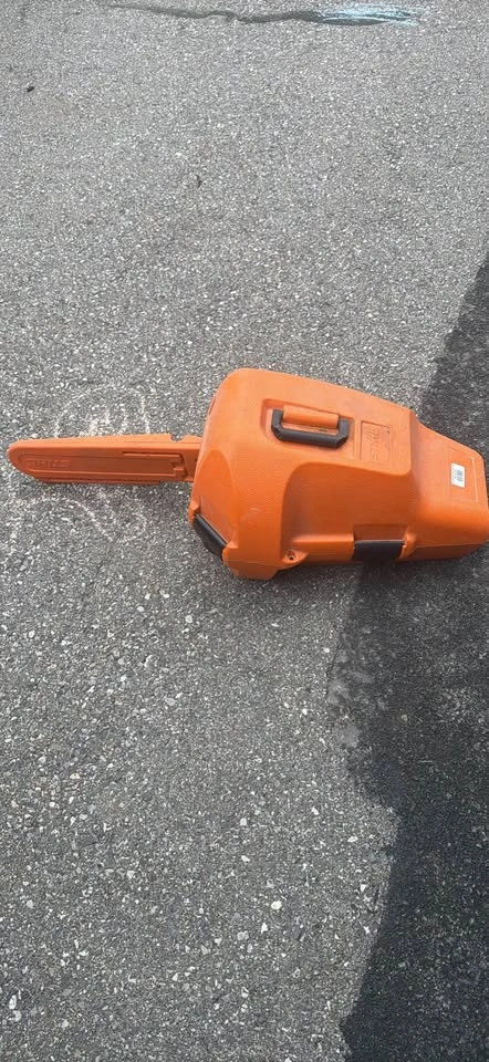Stihl chainsaw with case and oil - photo 2