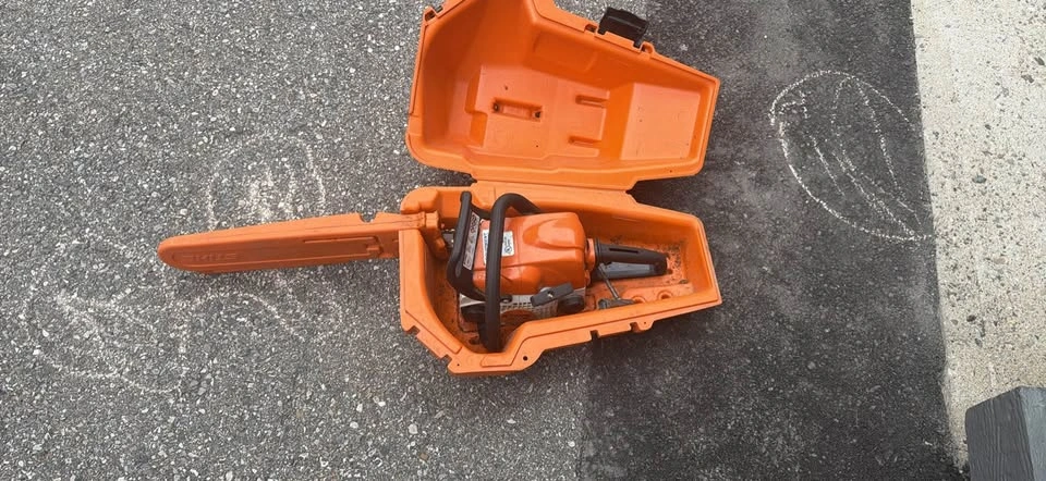 Stihl chainsaw with case and oil - photo 3