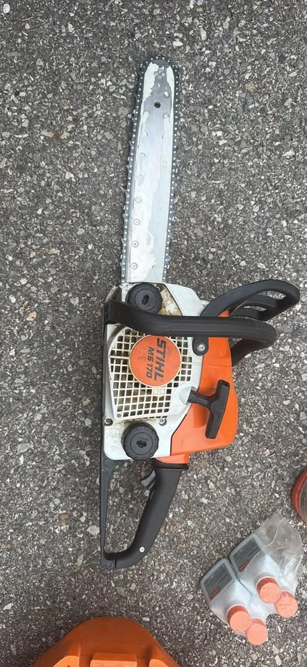 Stihl chainsaw with case and oil - photo 5