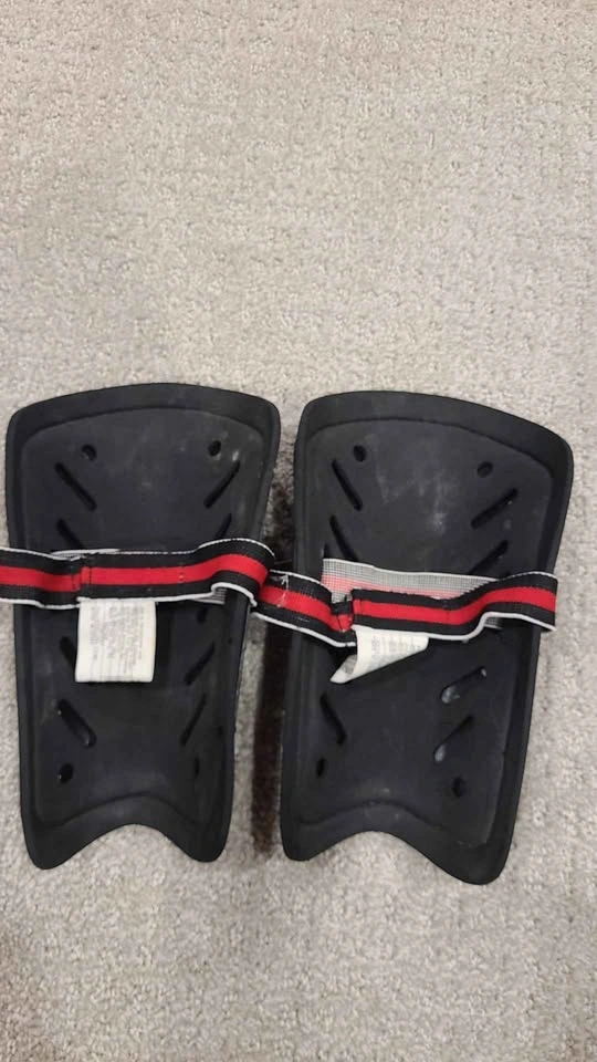 Uses Spalding Shin Guards - photo 2