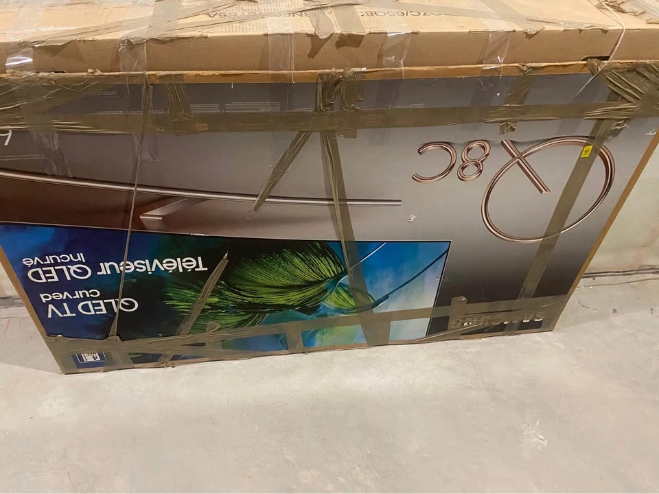 65” Curved 4K TV - Samsung Q8C QLED TV - photo 2